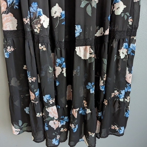 Women's Floral Torrid Dress. Size 2. Plus size women's dress. Black dress. - Picture 11 of 11